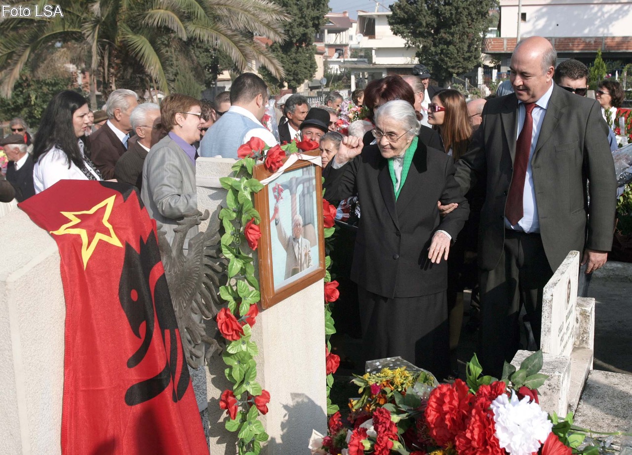Ndërron jetë në moshën 99-vjeçare Nexhmije Hoxha, e veja e diktatorit Enver Hoxha