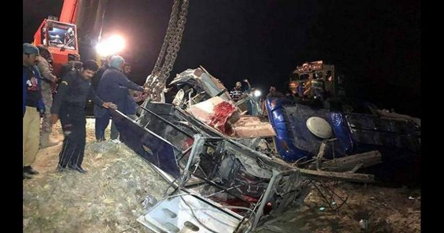 19 të vdekur, treni përplaset me një autobus në Pakistan