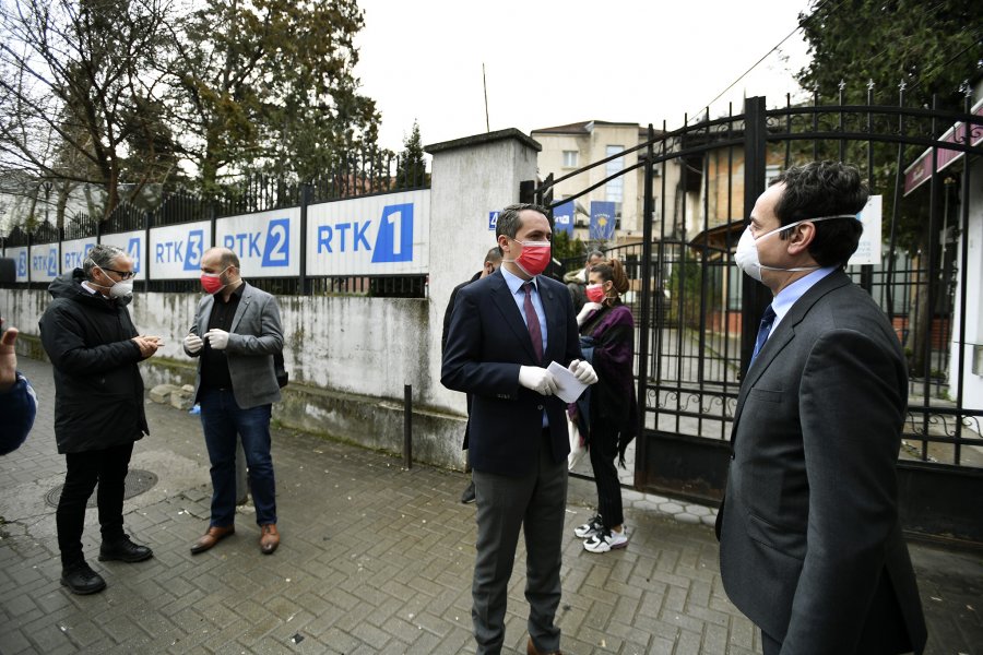 Kurti në RTK: Institucionet dhe transmetuesi publik duhet të bëhen bashkë në luftimin e pandemisë