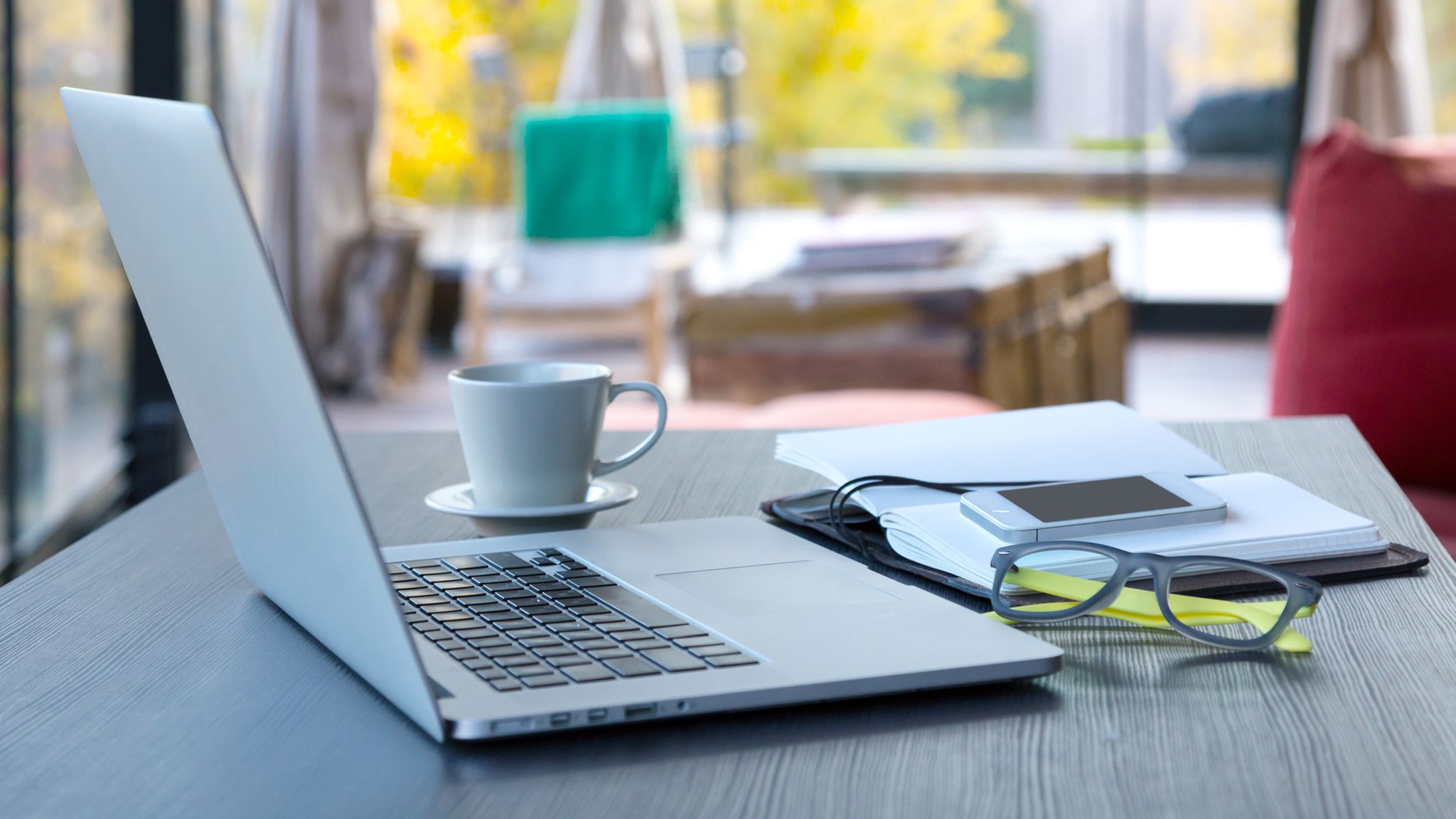 Sondazhi: Grave iu është thënë që të vishen “më seksi” kur punojnë nga shtëpia