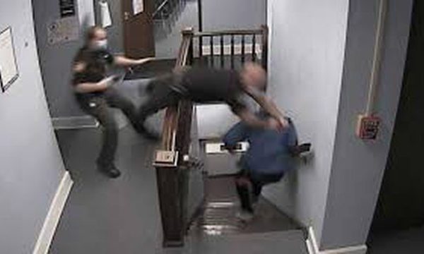 Arratisja spektakolare nga salla e gjyqit (Video)