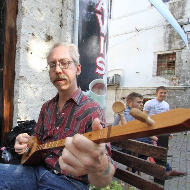 Britani / Jeffrey Charest, amerikani që studioi çiftelinë