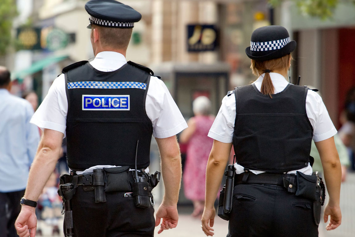 ‘Normaliteti i ri’ në Britani. Gjobitet me 200 paund se shkoi për çaj tek shoku