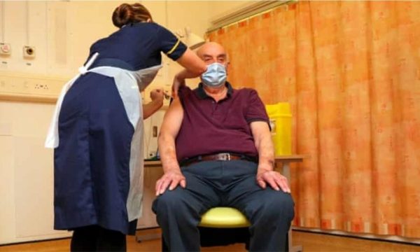 82-vjeçari, personi i parë që merr vaksinën Oxford-AstraZeneca