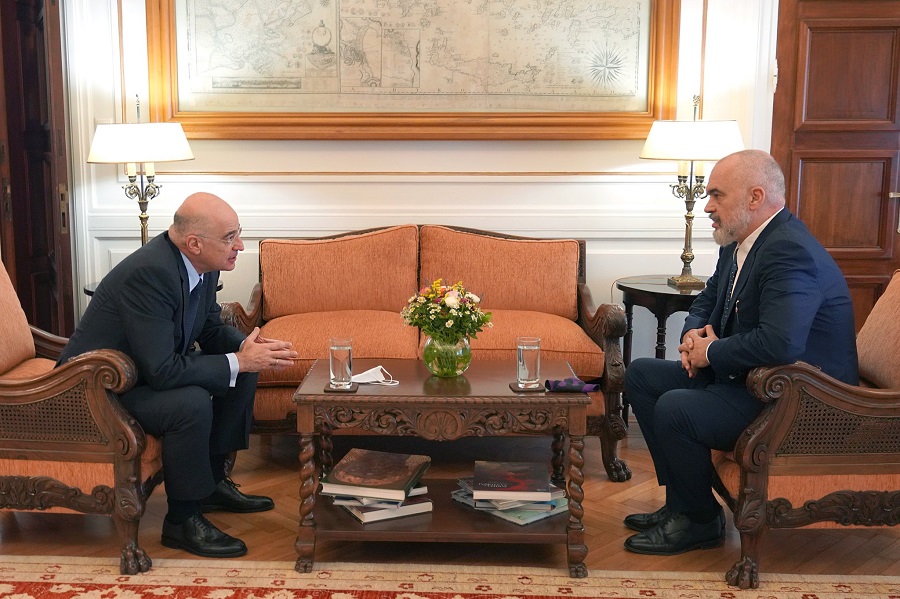 Kryeministri Rama u prit nga ministri i Jashtëm grek