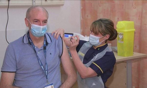 Kreu i Oksfordit e merr vaksinën kundër koronavirusit