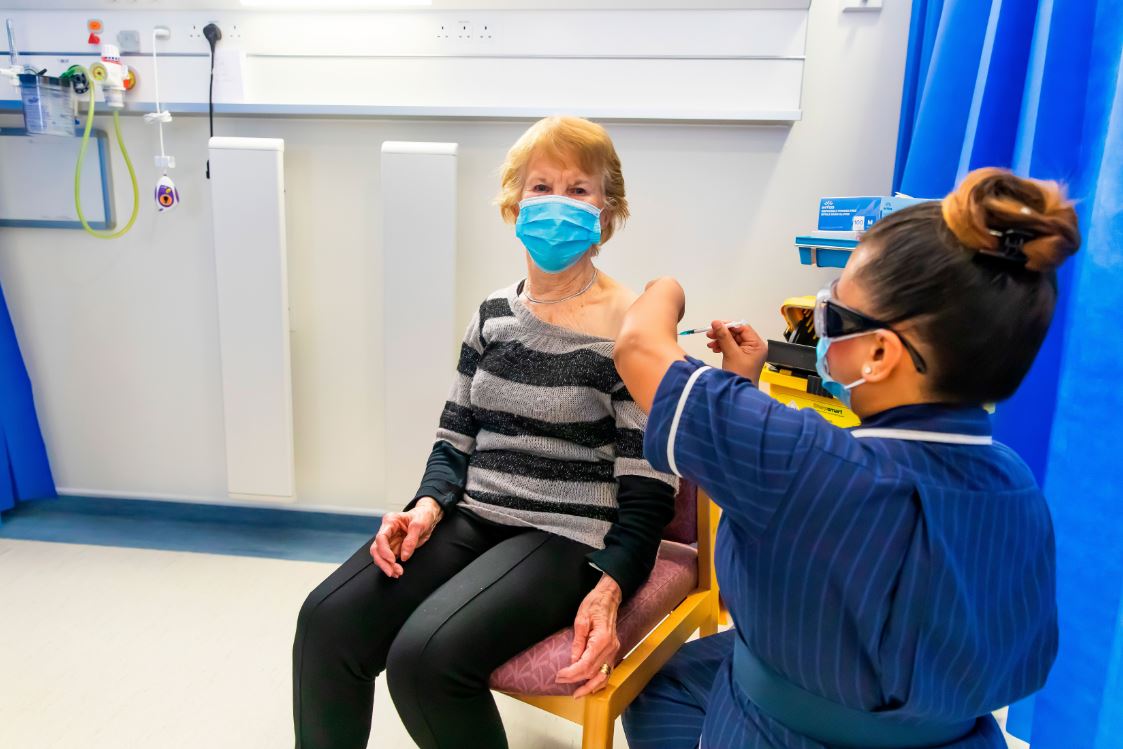 Britania ka vaksinuar kundër COVID-19 afër 45 përqind të qytetarëve mbi të 80-at