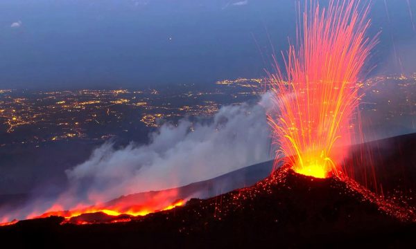 Rizgjohet vullkani më aktiv në Evropë