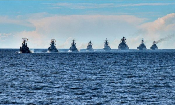 Rusia bashkon ushtrinë me Kinën dhe Iranin, stërvitje e përbashkët në Oqeanin Indian