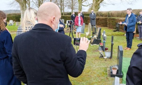 Britani, vajza i organizon varrimin babait në ZOOM