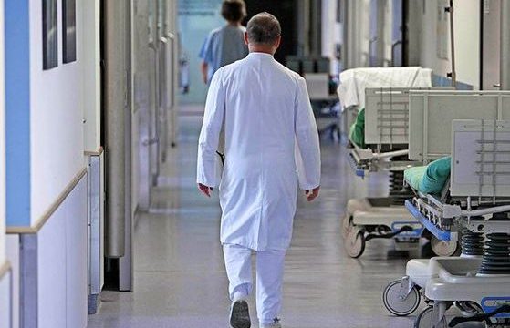 Largimi i mjekëve trend në rritje, kërkohet të ndryshohet Ligji për shëndetësi