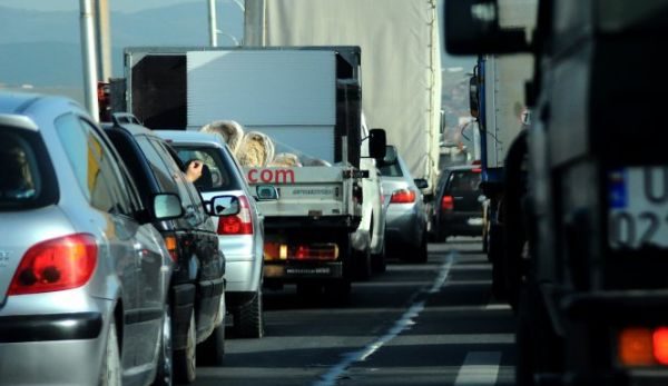 Pritjet e mërgimtarëve në Merdar mbi katër orë, kolona mbi dy kilometra