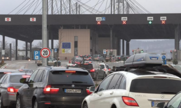 7 orë pritje për të dalë nga Kosova