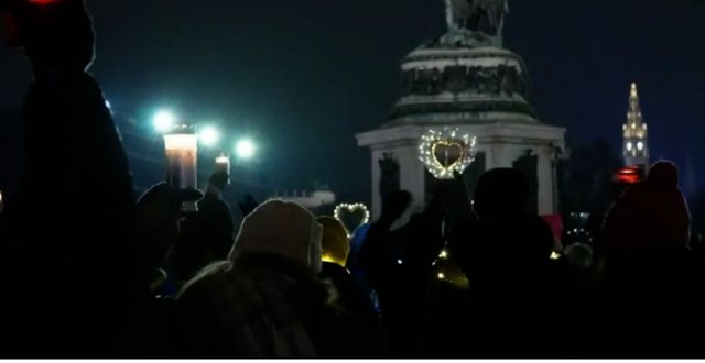 Protesta kundër izolimit, qytetarët dalin nëpër rrugët e Vjenës: Hiqni masat anti-Covid!