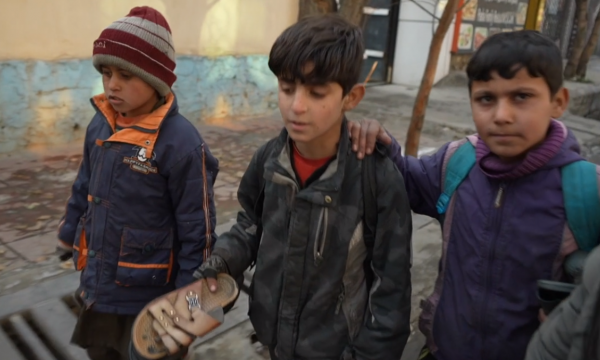 Fëmijët afganë thotë se fitojnë për 50 centë në ditë