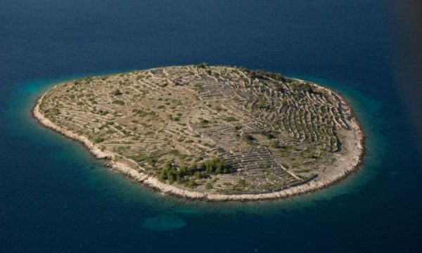 Ishulli i mahnitshëm i pabanuar në Kroaci