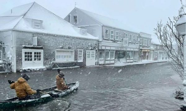 Stuhi dhe përmbytje përgjatë gjithë bregut lindor në SHBA