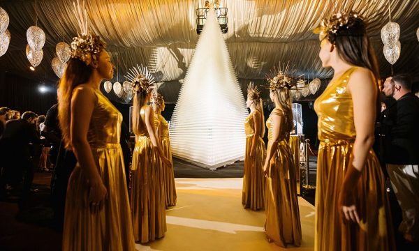 Thyhet rekordi “Guinness” për piramidën më të madhe me gota shampanje