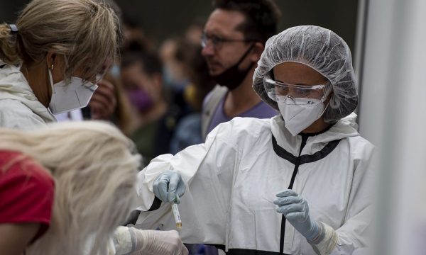 Bullgaria shton vende të tjera në “listën e kuqe” të COVID-19