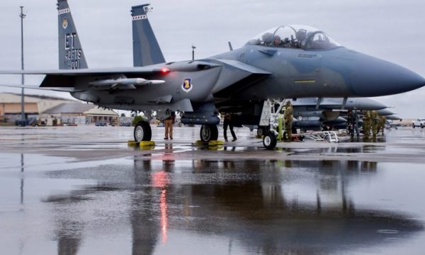 Aeroplani i ri luftarak i ushtrisë amerikane F-15 EX Eagle II shkrep raketën e parë