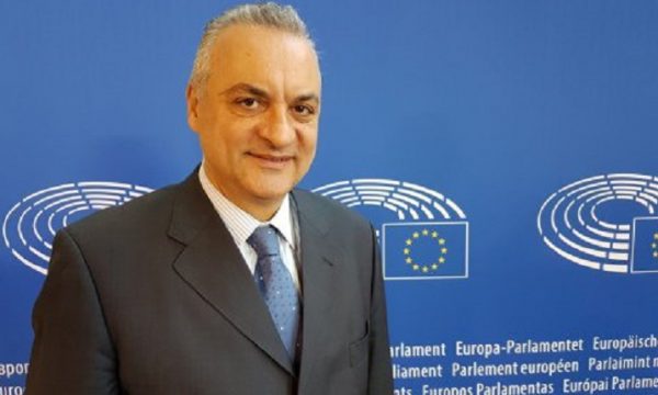Eurodeputeti grek i vendos kushte Shqipërisë: Të rregjistrojë tokat e grekëve në Himarë