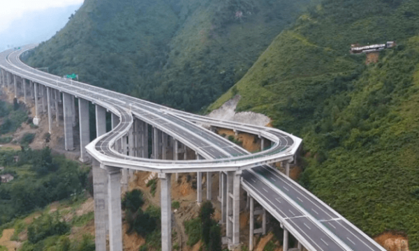 Autostrada në Kinë me rreth-rrotullim për shoferët që bëjnë gabime gjatë vozitjes