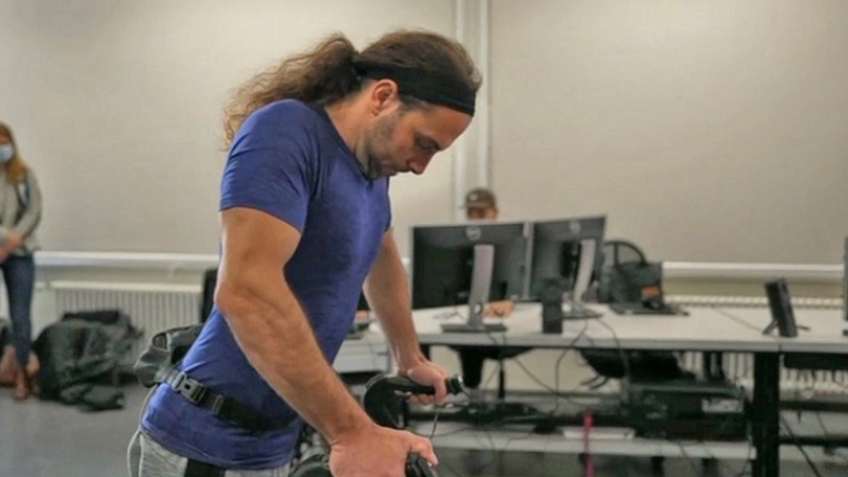 Një burrë i paralizuar ka mundur të ecë sërish, falë një implanti në shtyllën kurrizore