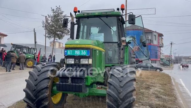 Rritja e çmimit të naftës dhe plehrave, fermerët fikin mjetet bujqësore pranë Drejtorisë së Bujqësisë