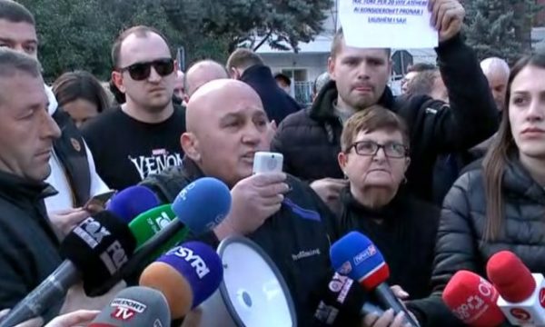 Shteti ua shembi banesat, qytetarët kërkesë ambasadores Kim: Na pranoni vizat për në Amerikë