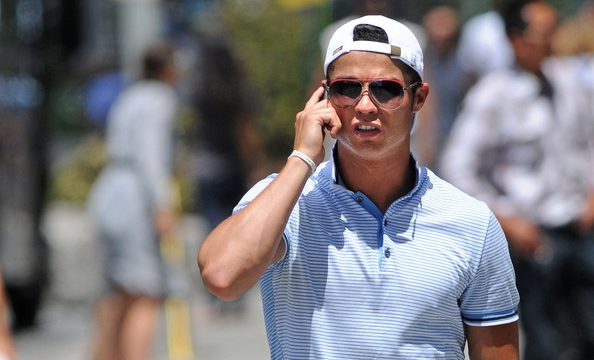 Ronaldo bleu pikturën e artistit shqiptar