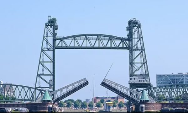 Roterdami çmonton urën për jahtin e Jeff Bezoss