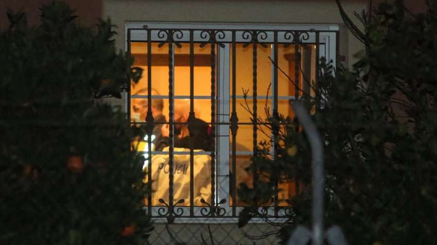 Spanjë, 15-vjeçari vret prindërit dhe vëllain pas sherrit për nota