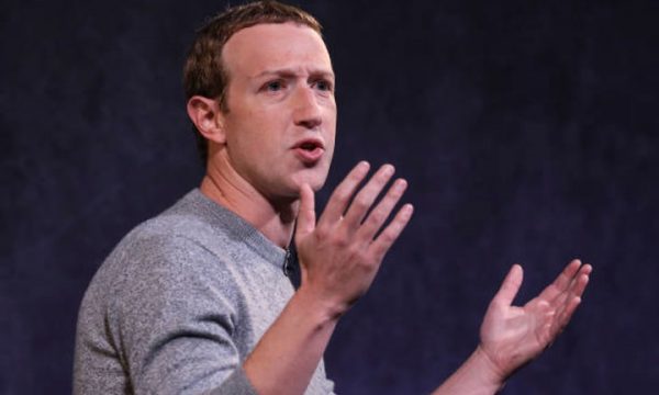 Ditë e keqe për Zuckerberg, aksionet e Facebook bien e ai humb 29 miliardë dollarë