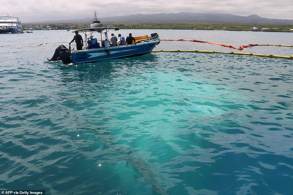 Një anije me 47 fuçi nafte është mbytur në brigjet e një prej ishujve Galapagos të Ekuadorit të shtunën.