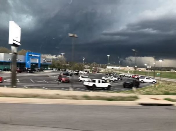 Stuhi e frikshme në SHBA/ Breshër në madhësinë e topit të golfit dhe tornado e fuqishme