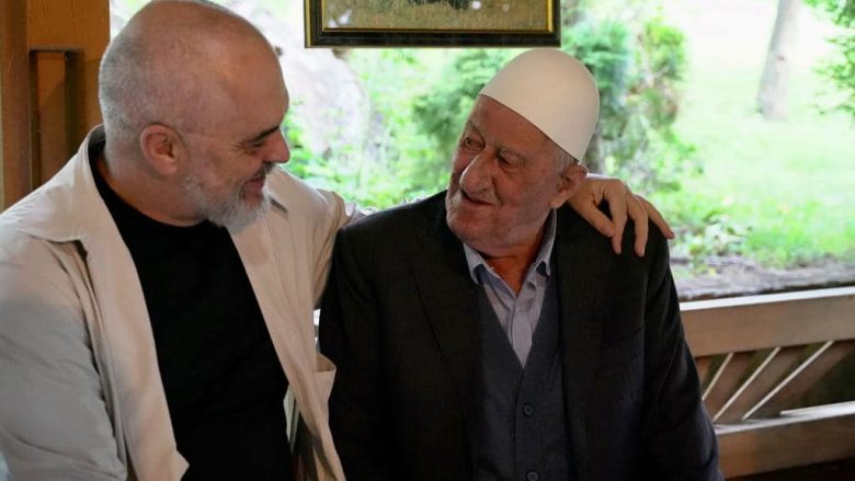 Rama e nis ditën me fotografi nga vizita në familjen e ish-presidentit Thaçi, shprehet i emocionuar