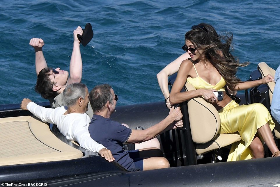 Më i pasuri i planetit zgjedh shtetin fqinj me Shqipërinë për të pushuar mes miqsh