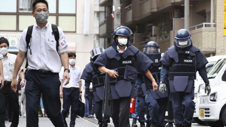 “Çdokush mund ta kishte goditur nga ajo distancë”, reagime për sigurinë e Shinzo Abe që u qëllua për vdekje në tubim