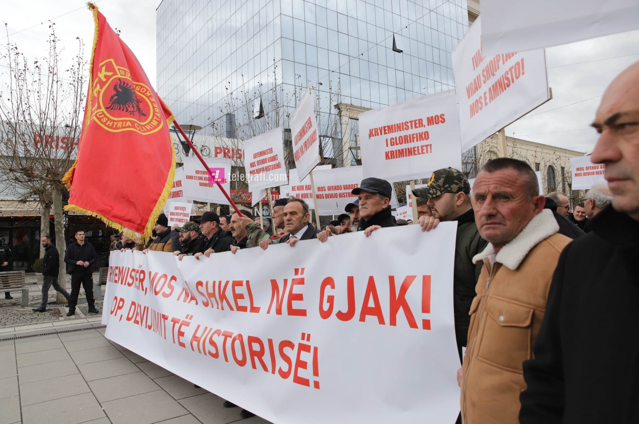 “Kryeministër mos na shkel në gjak” – fëmijët e dëshmorëve të UÇK-së kërkojnë dorëheqjen e Kurtit