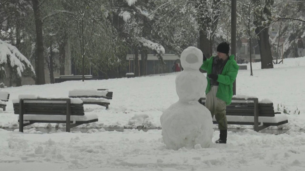Ballkani nën acar, dëborë në Beograd e Prishtinë, e pazakontë për pranverën
