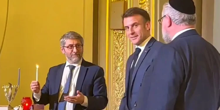 Macron është akuzuar për tradhëti të Republikës Franceze pasi ai mori pjesë në një ceremoni hebreje…