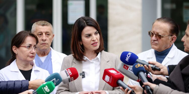 Masat për ndërrimin e viteve/ Ministrja Koçiu: Afro 2 mijë punonjës të shëndetësisë në gatishmëri të qytetarëve