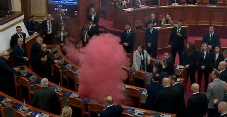 “Përjashton deputetët me dy muaj”, BIRN pas miratimit të ndryshimit të Rregullores nga Parlamenti: Socialistët janë kujdesur me imtësi që….