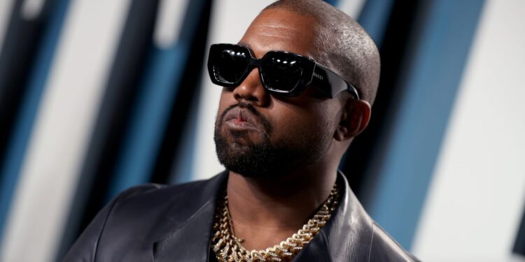 Diss” për Drake? Kanye West shfaqet me shqiponjën dykrenare