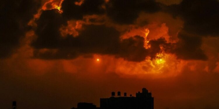 Gazetari palestinez: Izraeli bombardoi shtëpinë time dhe vrau babanë tim për të ndaluar transmetimin tim në Gaza