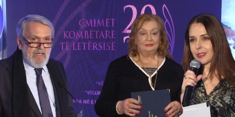 Ndahen 6 Çmimet Kombëtare të Letërsisë! Juria e kryesor nga Mehmet Kraja zgjedh romanin e Çapalikut, si më të mirin për 2022!