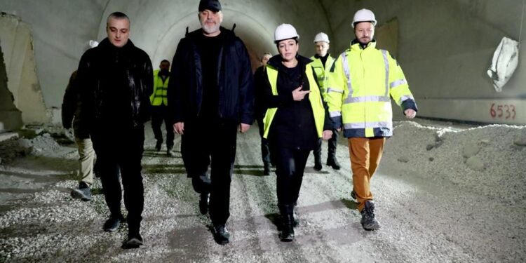 Bashkohen dy anët e “Tunelit të Murrizit”, Rama dhe Balluku inspektojnë punimet