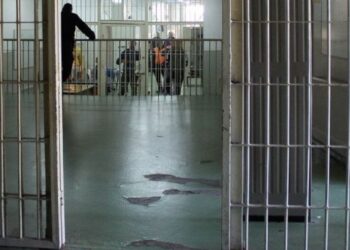 E rëndë në burgun e Peqinit! Punonjësi i policisë qëllon me armën e shërbimit të dënuarin