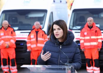 Flotës së ambulancave i shtohen automjete të reja / Ministrja Koçiu: Vijojmë investimet, shërbime në kohë në gjithë territorin