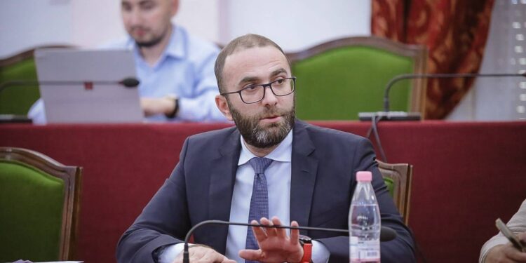 PS do të votojë të enjten marrëveshjen e refugjatëve me Italinë, Bardhi: Shkelje flagrante, apel anëtarëve të Gjykatës Kushtetuese